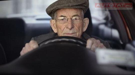 Пожилой водитель Пожилой водитель