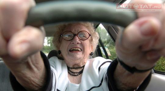Пожилой водитель Пожилой водитель