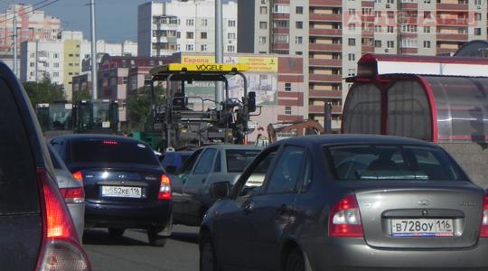 Срезают старый асфальт Срезают старый асфальт